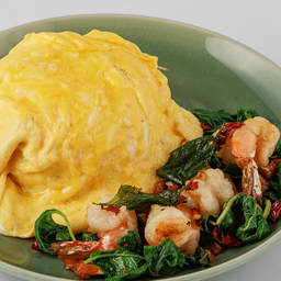 ข้าวกะเพรากุ้งไข่ข้นSpicy Shrimp Basil with Egg over Rice.