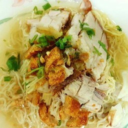 บะหมี่น้ำ หมูกรอบ