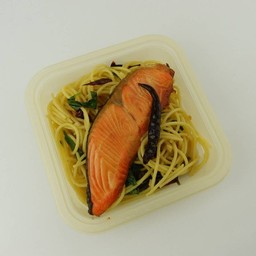 สปาเก็ตตี้ผัดพริกกระเทียมปลาแซลมอนย่าง