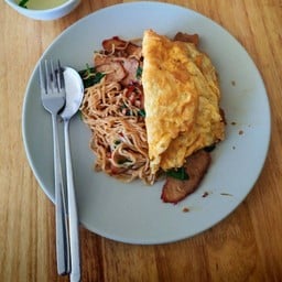 บะหมี่ผัดกระเพรา(หมูแดง)