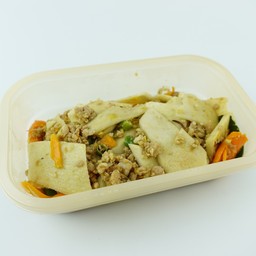 ยอดมะพร้าวผัดพริกเหลืองหมูสับ