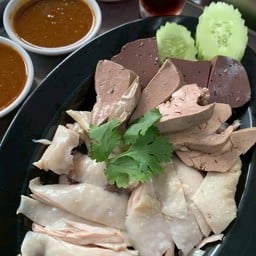 อาตี๋ข้าวมันไก่ หลังโรงเรียนสตรีราชินูทิศ