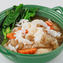 ราดหน้าปลาหมึก Squid with Gravy Rice Noodles.