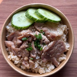 ข้าวผัดกระเทียมหมูย่าง