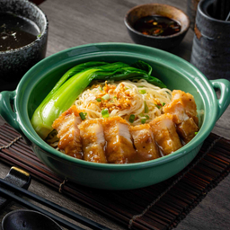 บะหมี่หมูกรอบ Crispy Skin Pork with Egg noodles.