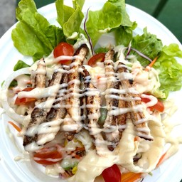 สลัดอกไก่ย่างพริกไทยดำ