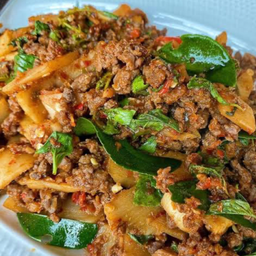 ข้าวผัดพริกแกงเนื้อ หน่อไม้ดอง