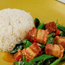 ข้าวคะน้าหมูกรอบChinese Broccoli Stirred-fried with Crispy Skin Pork over Rice.