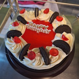 เค้กวันเกิด 1 ปอนด์ ครีมขาว เยลลี่ คุกกี้ช๊อก แยมสตรอเบอรี่ ตามแบบ