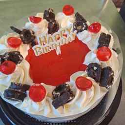 เค้กวันเกิด 1 ปอนด์ ครีมขาว เยลลี่ คุกกี้คู่ แยมสตรอเบอรี่ ตามแบบ