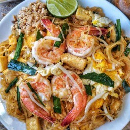 ผัดไทยไฟลุก / ขนมปังปิ้ง หวานตัดขา