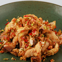 หมูกรอบคั่วพริกเกลือCrispy Skin Pork with Spicy Salted Garlics.