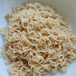 เส้นมาม่าลวก