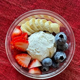 กรีกโยเกิร์ตเสริฟพร้อมผลไม้ตามฤดูกาล