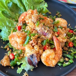 กุ้งและหมึกไข่ทอดกรอบๆ คลุกเคล้าคั่วกับพริกเกลือ กลิ่นหอมกระทียมน่าทานที่สุด