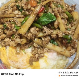 ข้าวหน้ากระเพราหน่อไม้หมูสับใส่พริกขี้หนูสวน+ไข่ดาว