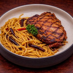 สปาเก็ตตี้ผัดพริกแห้งไก่สไปร์ซี่