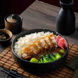 ข้าวหมูกรอบCrispy Skin Pork over Rice.