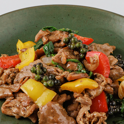เป็ดผัดพริกไทยดำStired Fried Duck with Black Garlic Sauce.