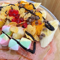 กล้วยหอม ฝอยทอง คอนเฟลก เยลลี่ มาชเมลโล่ ราดซอสสตอ และซอสช็อกโกแลต