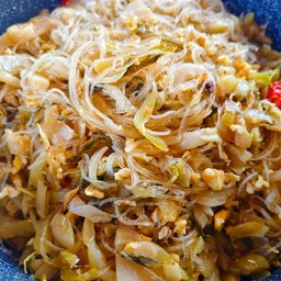 คั่วผักกาดดอง ใส่ไข่ ใส่หมู