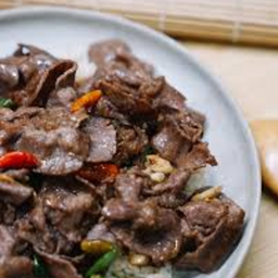 ข้าวหน้าเนื้อผัดพริกขี้หนู