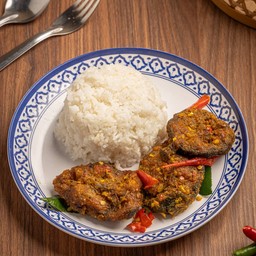 ข้าวราดผัดพริกแกงปลาดุกทอดกรอบ