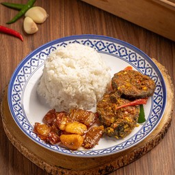 ข้าวราดผัดพริกแกงปลาดุก + หมูหวาน