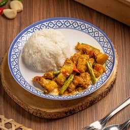 ข้าวราดผัดพริกแกงหมูสามชั้นใส่ถั่วฝักยาว