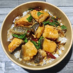 ข้าวกระเพราปลาแซลมอน