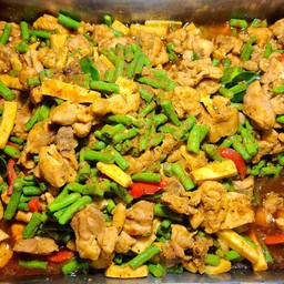 ผัดพริกแกงไก่ใส่หน่อไม้ ถั่วฝักยาว