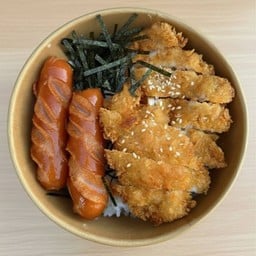 ข้าวไก่ทอด+ไส้กรอกรมควัน