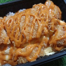 ข้าวไข่ข้นไก่กรอบซอสสไปร์ซซี่มาโย