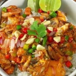 ข้าวหน้าไข่ขยี้ยำปลากระป๋องใส่พริกขี้หนูสวน, กระเทียมสด, หอมแดง, ผักชี