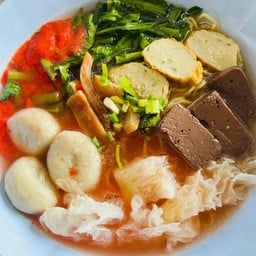 ชายสี่บะหมี่เกี๊ยว ร.8 (หน้าแก่นทองธานี)