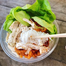 หมี่อกไก่ฉีกแถมฟรีน้ำพริกหมูกระจก