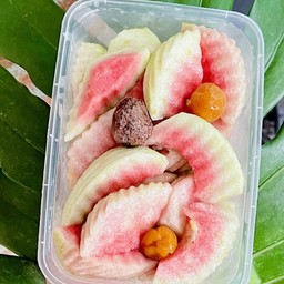 ฝรั่งไส้แดงแช่บ๋วย