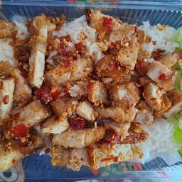 [เซตสุดฮิต] แกงจืดสาหร่ายเต้าหู้หมูสับถ้วยเล็ก + ข้าวราดหมูกรอบคั่วพริกเกลือ