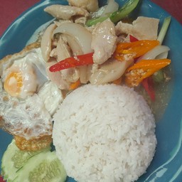 ไก่ผัดพริกอ่อน + ไข่ดาว