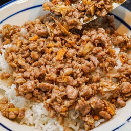 ข้าว หมูสับผัดกระเทียมพริกไทย