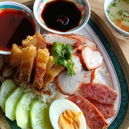 ข้าวหมูแดงผสมหมูกรอบ