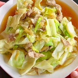 ข้าวผัดผักกระหล่ำปีหมูสไลด์