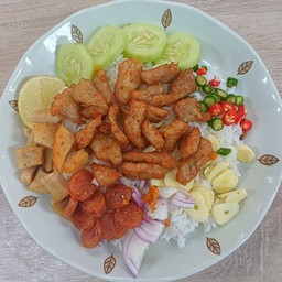 ข้าวขยำหมูทอด ซอสน้ำปลา เครื่องแน่นๆ
