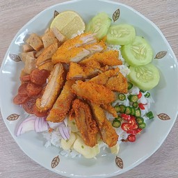 ข้าวขยำไก่กรอบทอด ซอสน้ำปลา เครื่องแน่ๆ