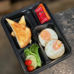 ขนมปังปิ้งเนย ไข่ดาว ผักสด