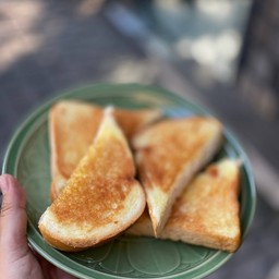 ขนมปังปิ้งเนย 2 แผ่น