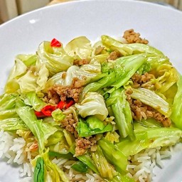 ข้าวผัดผักกระหล่ำปีหมูสับ