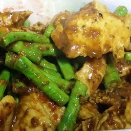 ไก่ผัดพริกแกงใต้ ราดข้าว