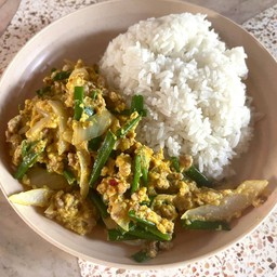 หมูสับผัดผงกระหรี่ราดข้าว