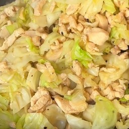ข้าวผัดผักกระหล่ำปีอกไก่